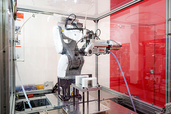 With the Compact Arm, anyone can perform riveting work accurately and without fatigue.