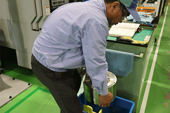 10kgの工具を使用、作業者の身体負担大