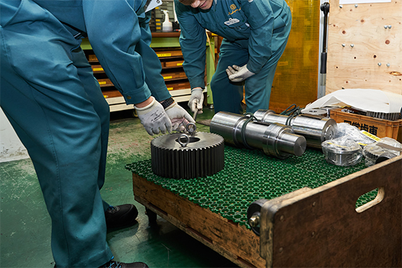 最大50kgの歯車搬送作業による作業者の負担、効率化に課題