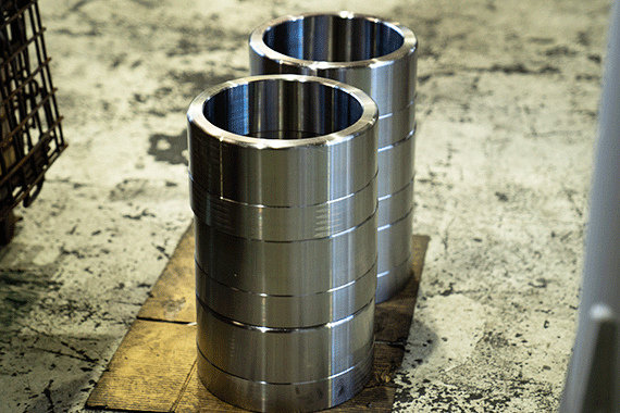 人力でワークを加工機へ投入する必要がある